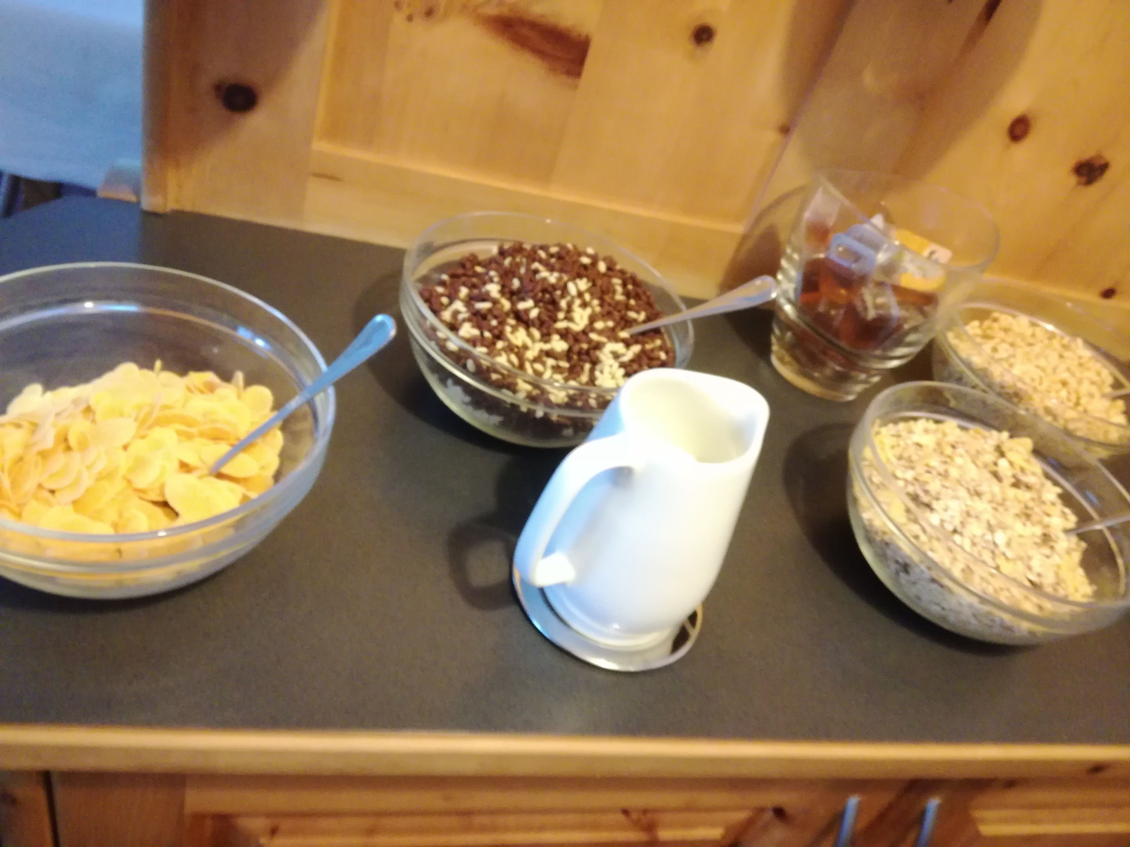 Una encimera de cocina con diversos alimentos y recipientes.