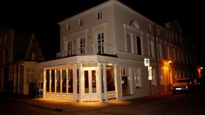 A white building with large windows and a balcony, labeled "Ringelntz Eingang" and "Ringelntz Galerie". - Ringelnatz Warnemünde (Rostock)
