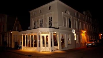 Fassade der Unterkunft – Abend/Nacht