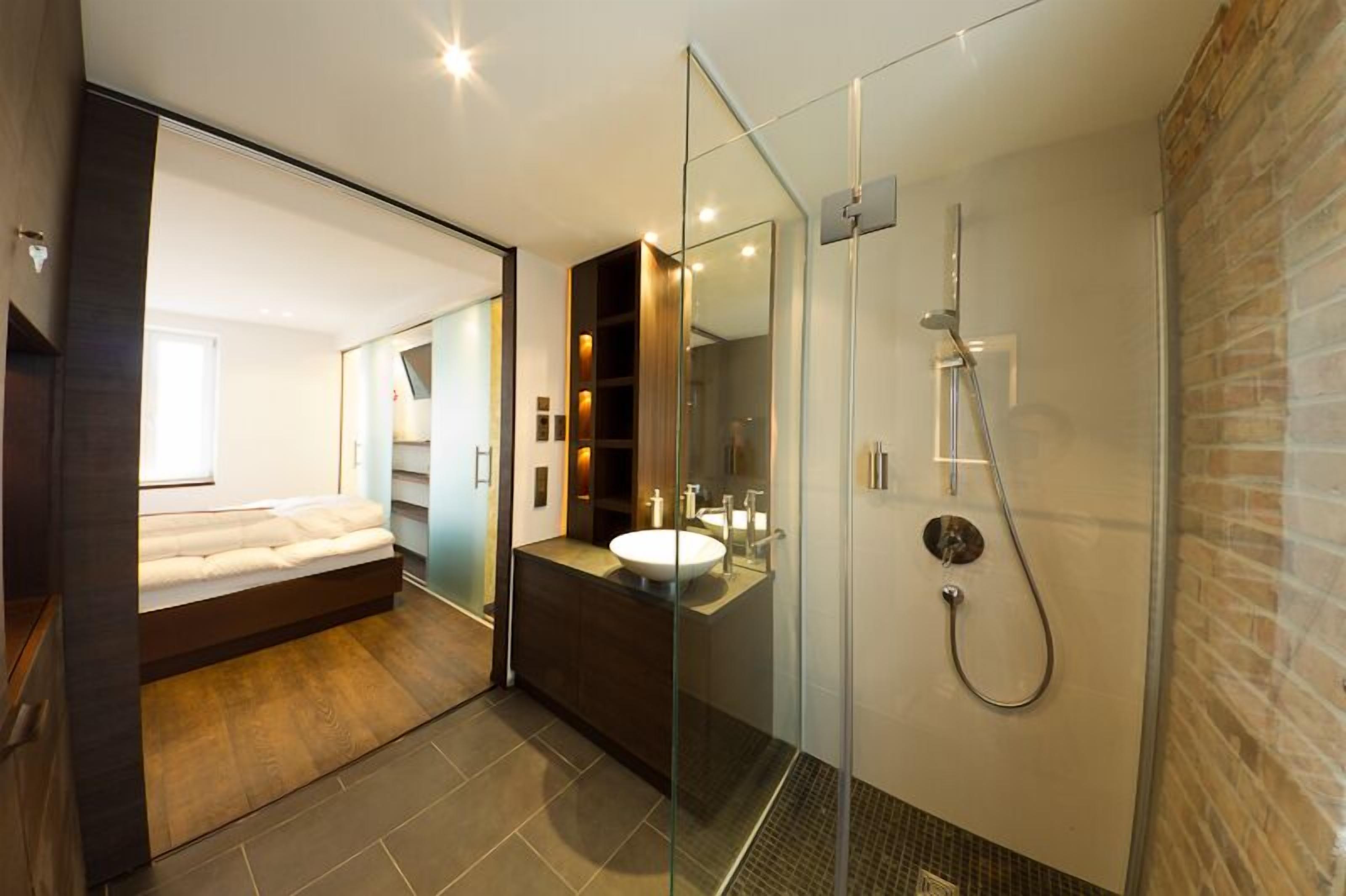 Apartment | Bathroom | Shower, free toiletries, hair dryer, towels