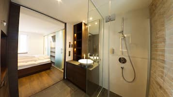 Apartment | Badezimmer | Dusche, kostenlose Toilettenartikel, Haartrockner, Handtücher