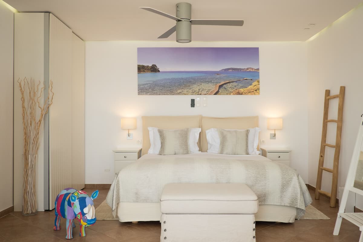 Luxury Suite | Egyptian cotton sheets, premium bedding, in-room safe