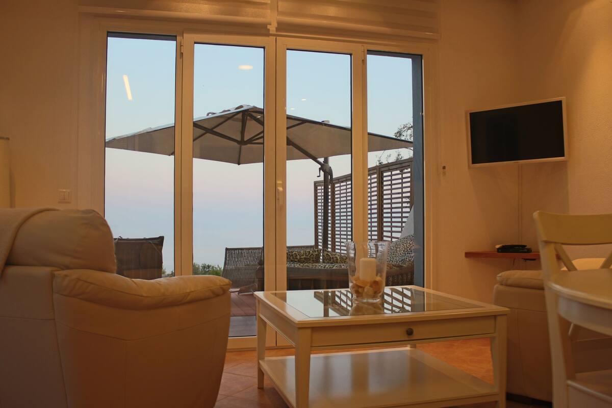 Suite – honeymoon | Oppholdsområde | En 32-tommers smart-TV med førsteklasses TV-kanaler samt TV