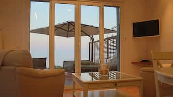 Honeymoon Suite | Living area | 32-inch Smart TV with premium channels, TV