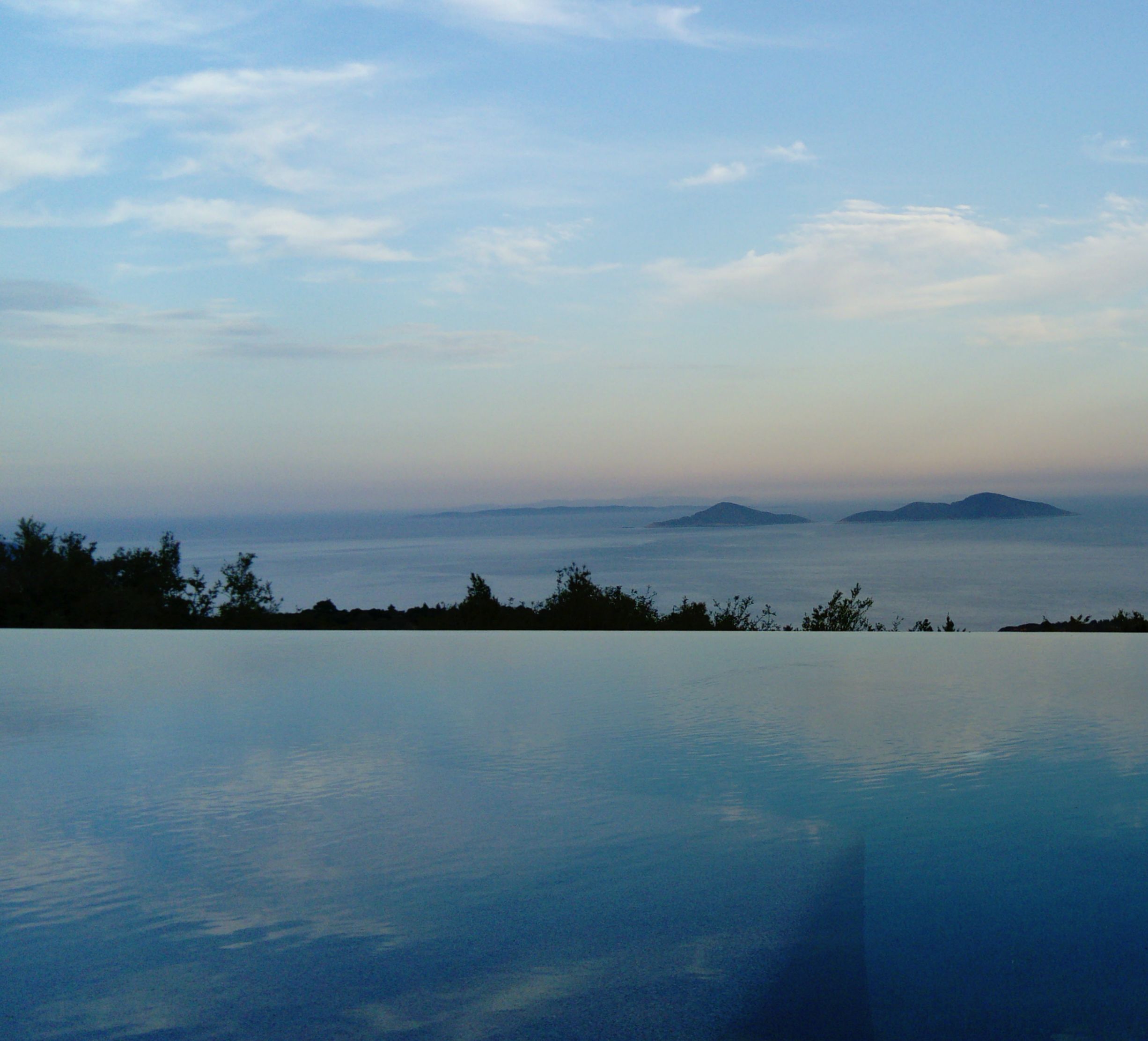 สระว่ายน้ำกลางแจ้ง, ร่มริมสระว่ายน้ำ, เก้าอี้อาบแดดริมสระ