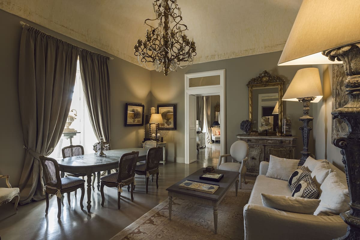 Exclusieve suite | Luxe beddengoed, donsdekens, bedden met traagschuimmatrassen