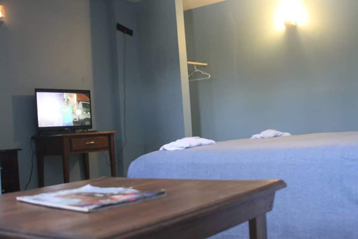 basic double room, 1 queen bed, non smoking | bed sheets