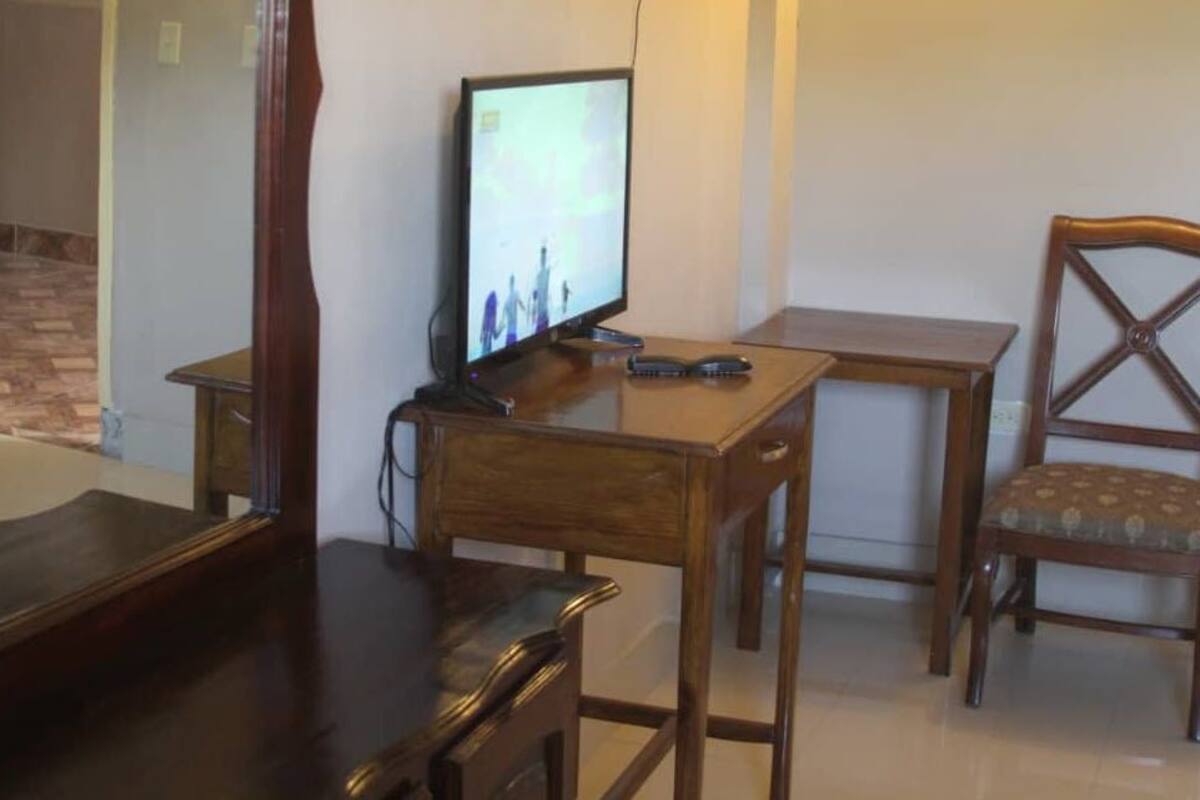 basic double room, 1 queen bed, non smoking | bed sheets