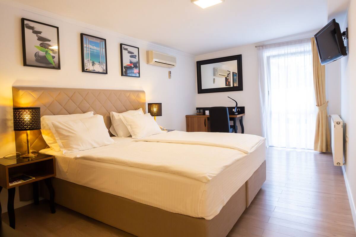 Deluxe Double Room | Minibar, WiFi (free), bed sheets