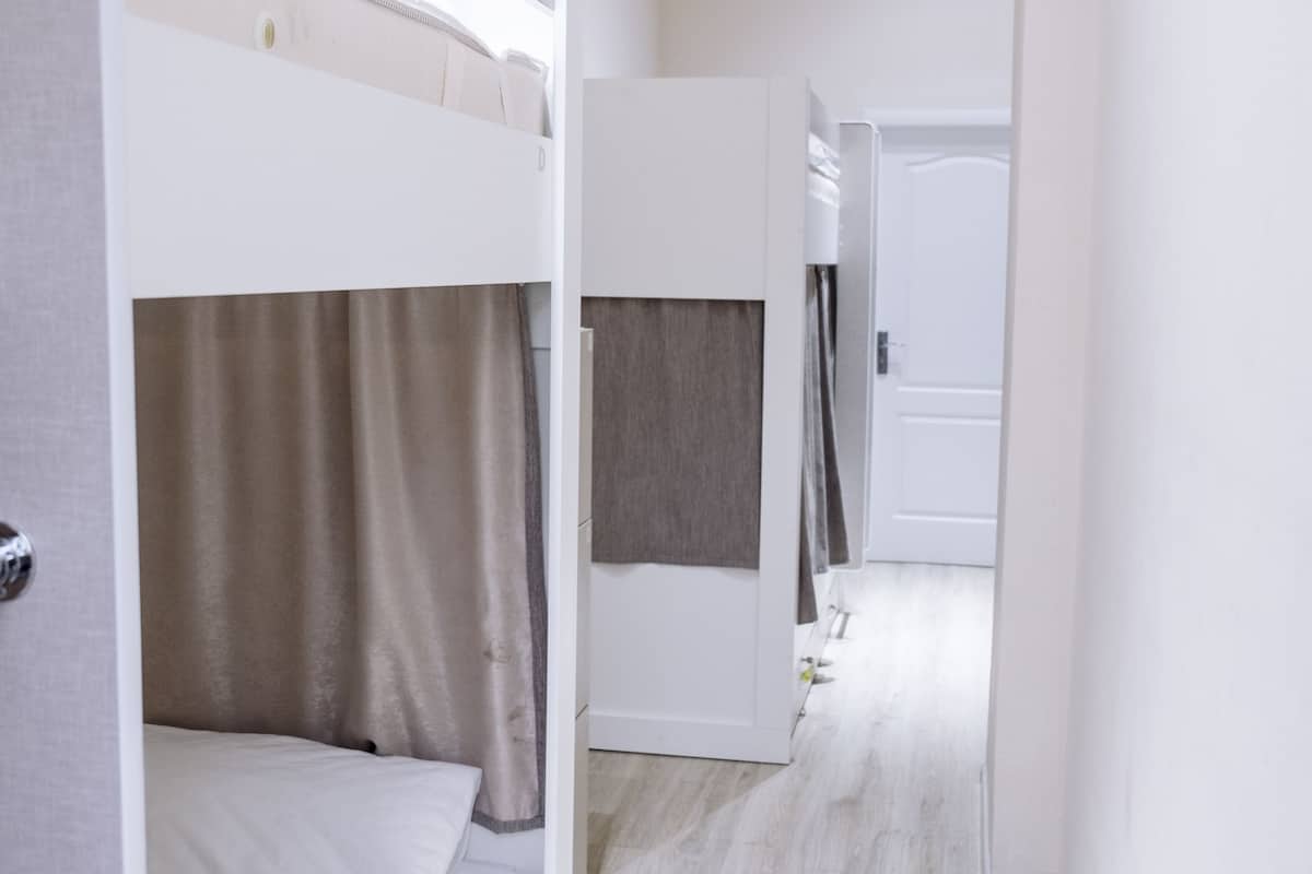 Dormitorio compartido básico, solo para hombres | Caja de seguridad en la habitación, cortinas blackout y insonorización