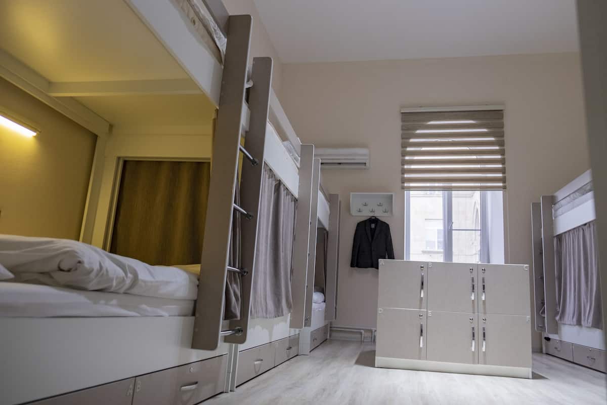 Dormitorio compartido básico, dormitorio mixto, vista a la ciudad | Caja de seguridad en la habitación, cortinas blackout y insonorización