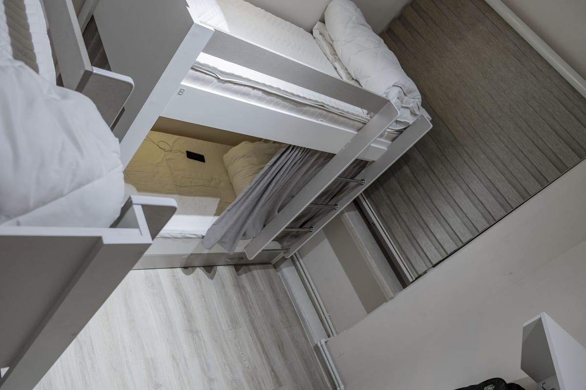 Dormitorio compartido básico, dormitorio mixto | Caja de seguridad en la habitación, cortinas blackout y insonorización