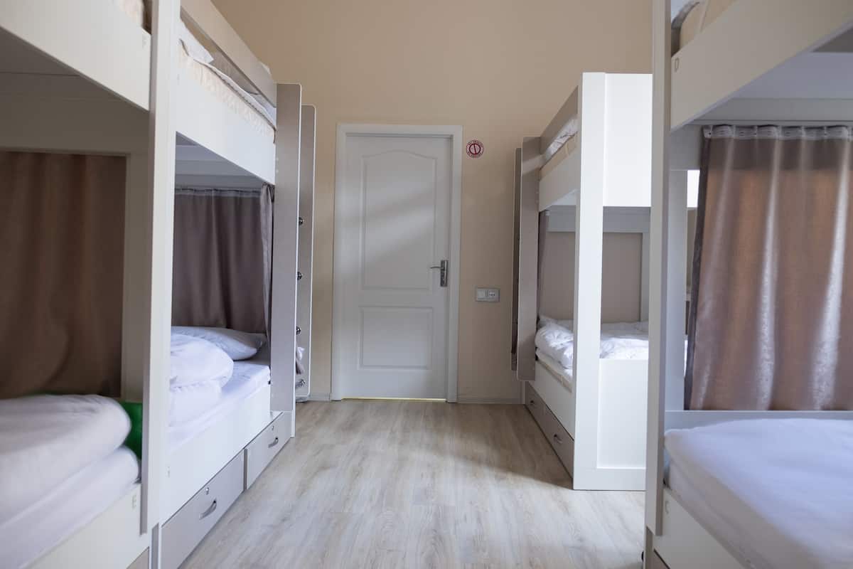 Dormitorio compartido básico, solo para mujeres | Caja de seguridad en la habitación, cortinas blackout y insonorización