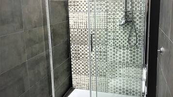 Doppelzimmer | Badezimmerausstattung | Dusche, kostenlose Toilettenartikel, Haartrockner, Bidet