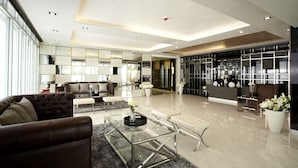 Lobby sitting area - Metroluxe Rama IV by Ariva (Bangkok)