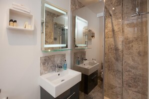 Twin Room | Bathroom