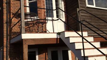 Deluxe Apartment, 1 Double Bed, Non Smoking, Garden View | Balcony