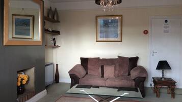 Apartemen Deluks, 1 Tempat Tidur Double, Bebas Asap Rokok, pemandangan kebun | Ruang keluarga | TV layar datar