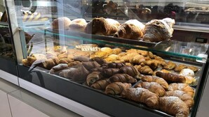 A bakery display case with various pastries and baked goods. - B&B il Castello (Giovinazzo)