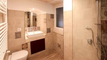 Comfort Triple Room | Bathroom | Deep soaking tub, free toiletries, bathrobes, bidet