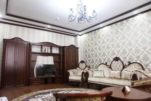 Habitación estándar doble | Zona de estar | Televisión de 43 pulgadas con canales por satélite