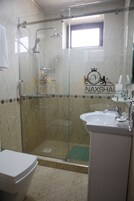 Ducha, artículos de tocador gratuitos, secador de pelo, batas