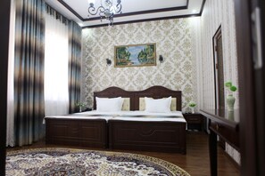 Minibar, värdeförvaringsskåp på rummet och skrivbord