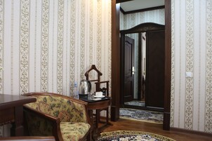 Habitación estándar, 2 habitaciones | Minibar, caja fuerte, escritorio y cortinas opacas