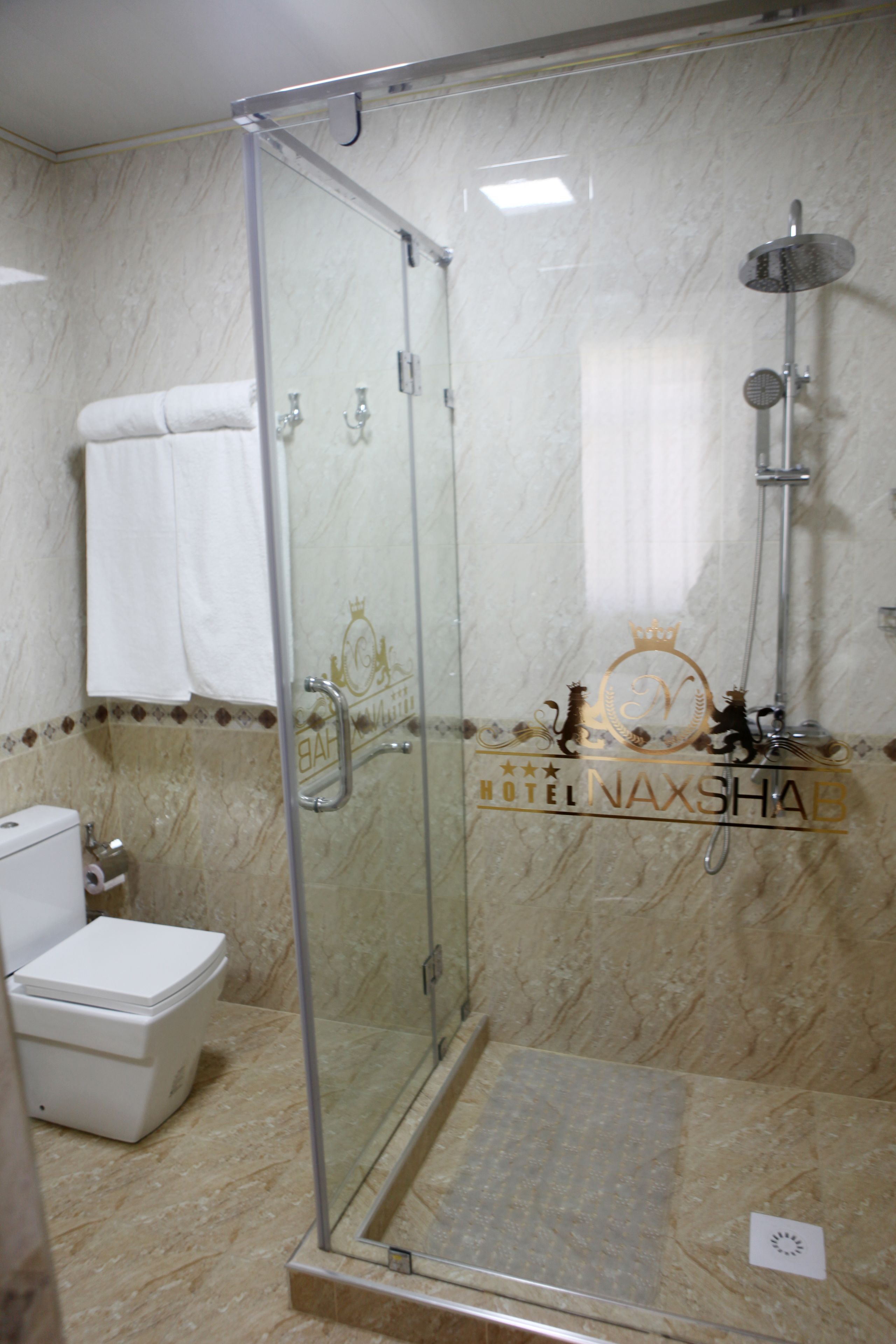 淋浴設備、免費盥洗用品、吹風機、浴袍