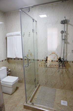 Douche, articles de toilette gratuits, sèche-cheveux, peignoirs