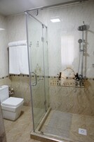 淋浴设施、免费洗浴用品、吹风机、浴袍