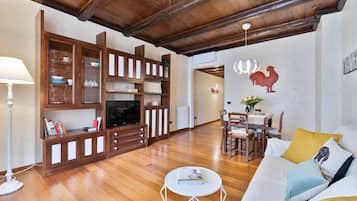 Apartamento, 1 quarto | Área de estar | TV de tela plana 22 polegadas com canais digitais, TV