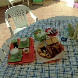 Free daily local cuisine breakfast - Villa Rosa Maria (Agrigento)