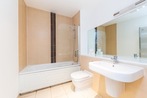 Apartamento Confort, 2 habitaciones | Baño | Ducha y bañera combinadas y artículos de higiene personal gratuitos