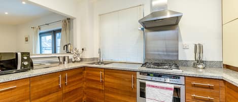 Comfort Apartment, 2 Bedrooms | Private kitchen | Full-size fridge, microwave, oven, stovetop