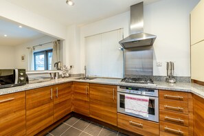 Appartement Confort, 2 chambres | Cuisine privée | Réfrigérateur grande capacité avec congélateur, four à micro-ondes