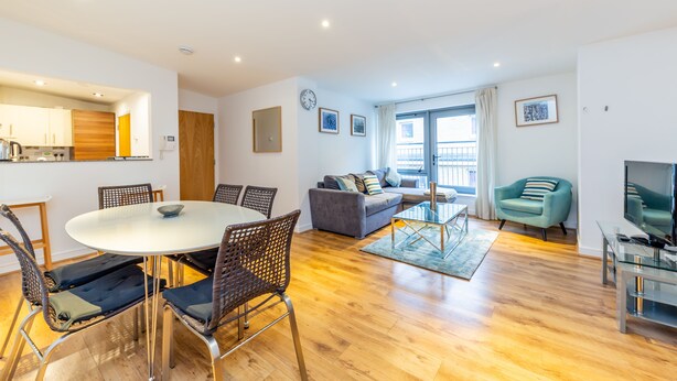 A modern apartment with a dining area, living room, and kitchen. - 1Bed & 2Beds Apartment in Liverpool St by City Stay Aparts London (London)
