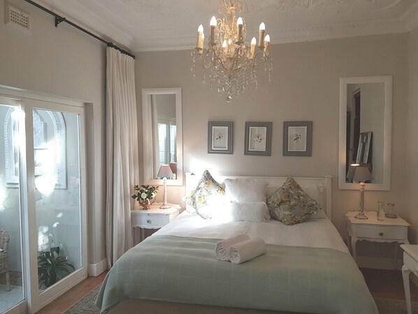 コンフォート スイート (Fleur-De-Lis) | 4 室のベッドルーム、セーフティボックス (室内)、遮光カーテン、アイロン / アイロン台