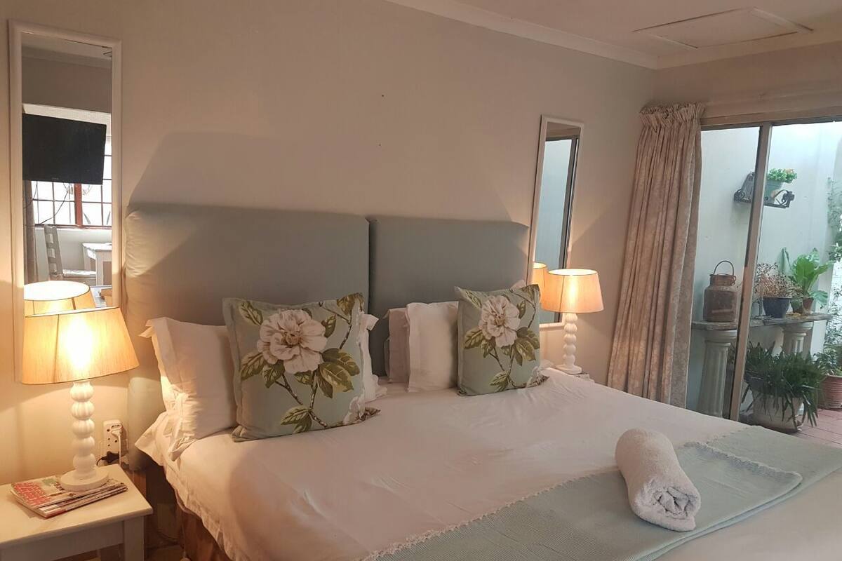 Comfort House, Courtyard View (French Quarter) | 4 bedrooms, in-room safe, blackout drapes, iron/ironing board