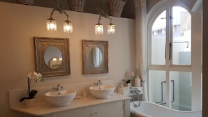 Comfort House, Courtyard View (French Quarter) | Bathroom | Shower, rainfall showerhead, free toiletries, towels - The French Quarter Parkhurst (Randburg)
