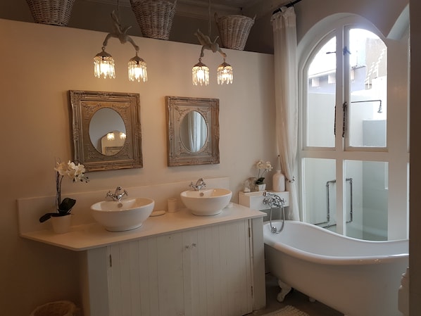Comfort House, Courtyard View (French Quarter) | Bathroom