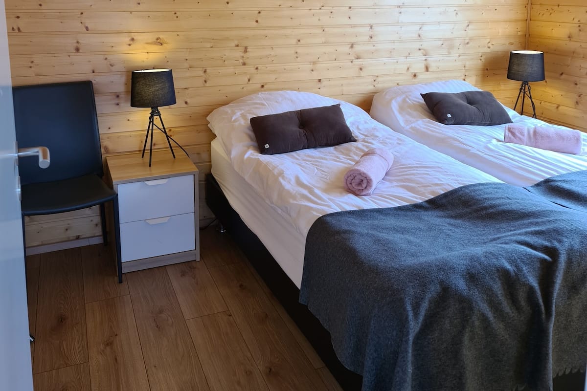 Mörkläggningsgardiner, gratis barnsängar, gratis wi-fi och sängkläder