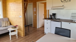 Blackout drapes, cribs (free), WiFi (free), bed sheets - Starmyri 2a Cottages (Djupivogur)