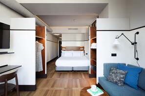 Habitación superior, vistas a la ciudad | Minibar, caja fuerte, escritorio y cortinas opacas