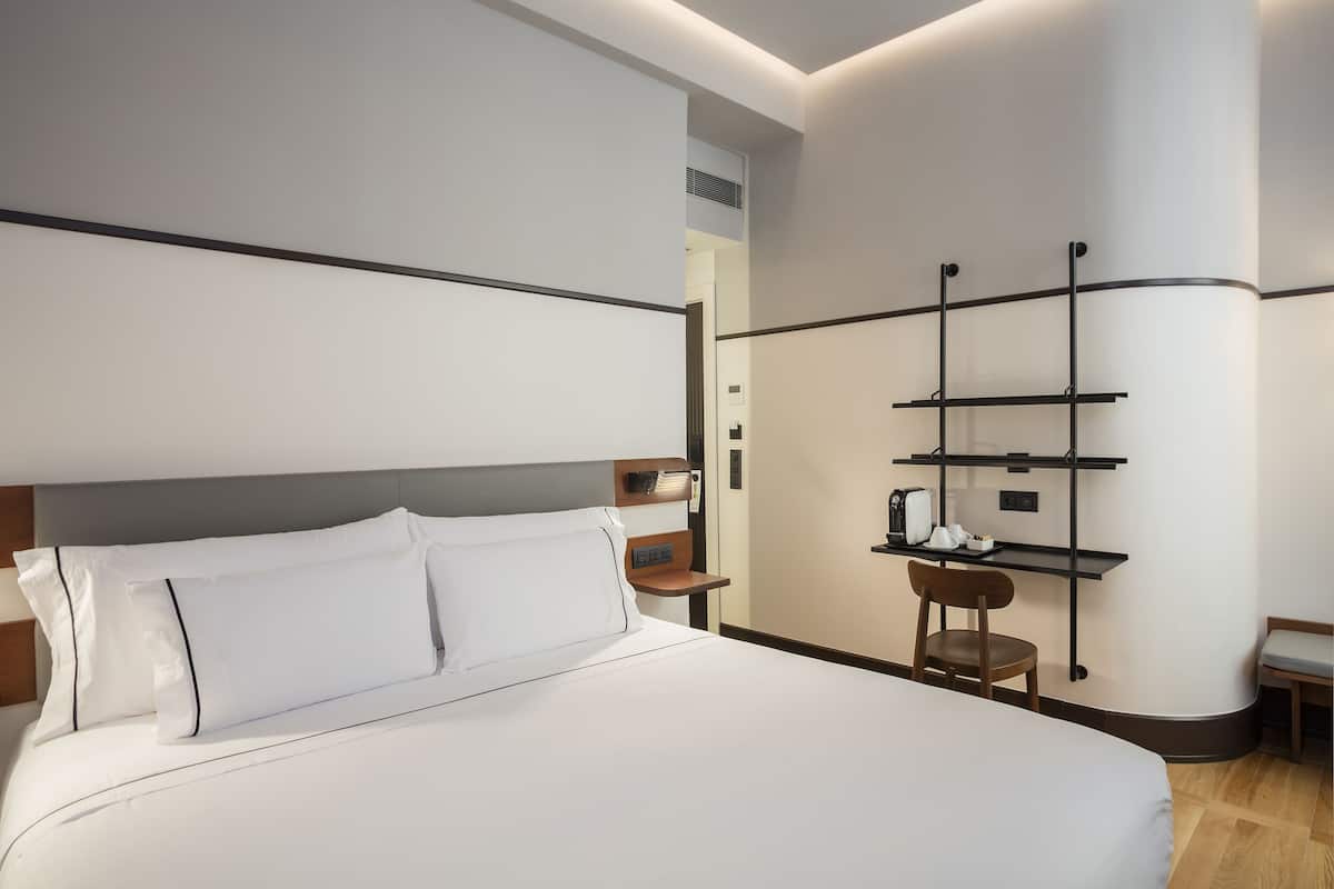 Een minibar, een kluis op de kamer, een bureau, verduisterende gordijnen