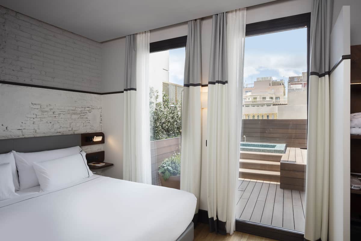 Premium kamer, terras | Een minibar, een kluis op de kamer, een bureau, verduisterende gordijnen