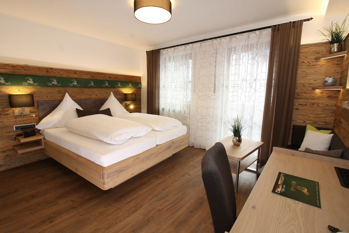 Habitación estándar doble, balcón (Nr. 1) | Tabla de planchar con plancha, wifi gratis, ropa de cama