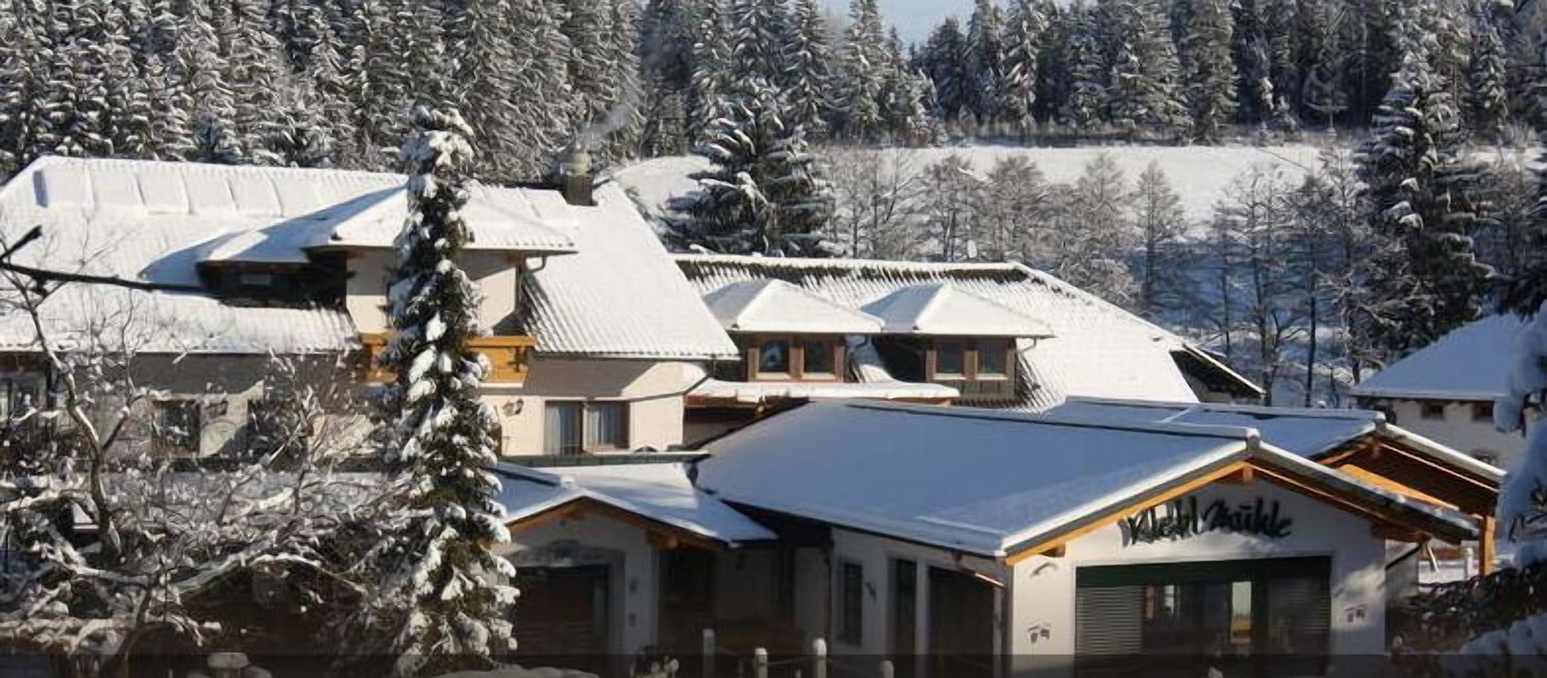 Un edificio cubierto de nieve con un cartel que dice 'Wachauhaus'.