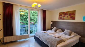 Doppel- oder Zweibettzimmer, Balkon | Minibar, Schreibtisch, laptopgeeigneter Arbeitsplatz, kostenloses WLAN