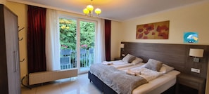 Double or Twin Room, Balcony | Bar mini, meja, ruang kerja komputer riba, Wi-fi percuma